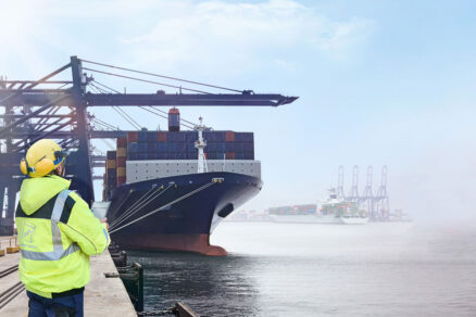 Kontajnerová loď v prístave – medzinárodná priemyselná logistika a preprava