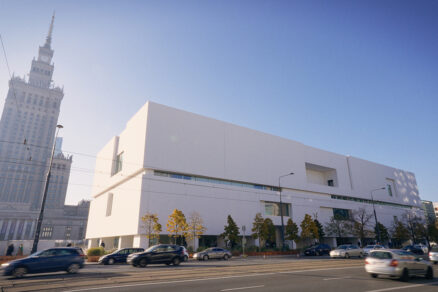 Moderná budova s fasádou z bieleho architektonického betónu