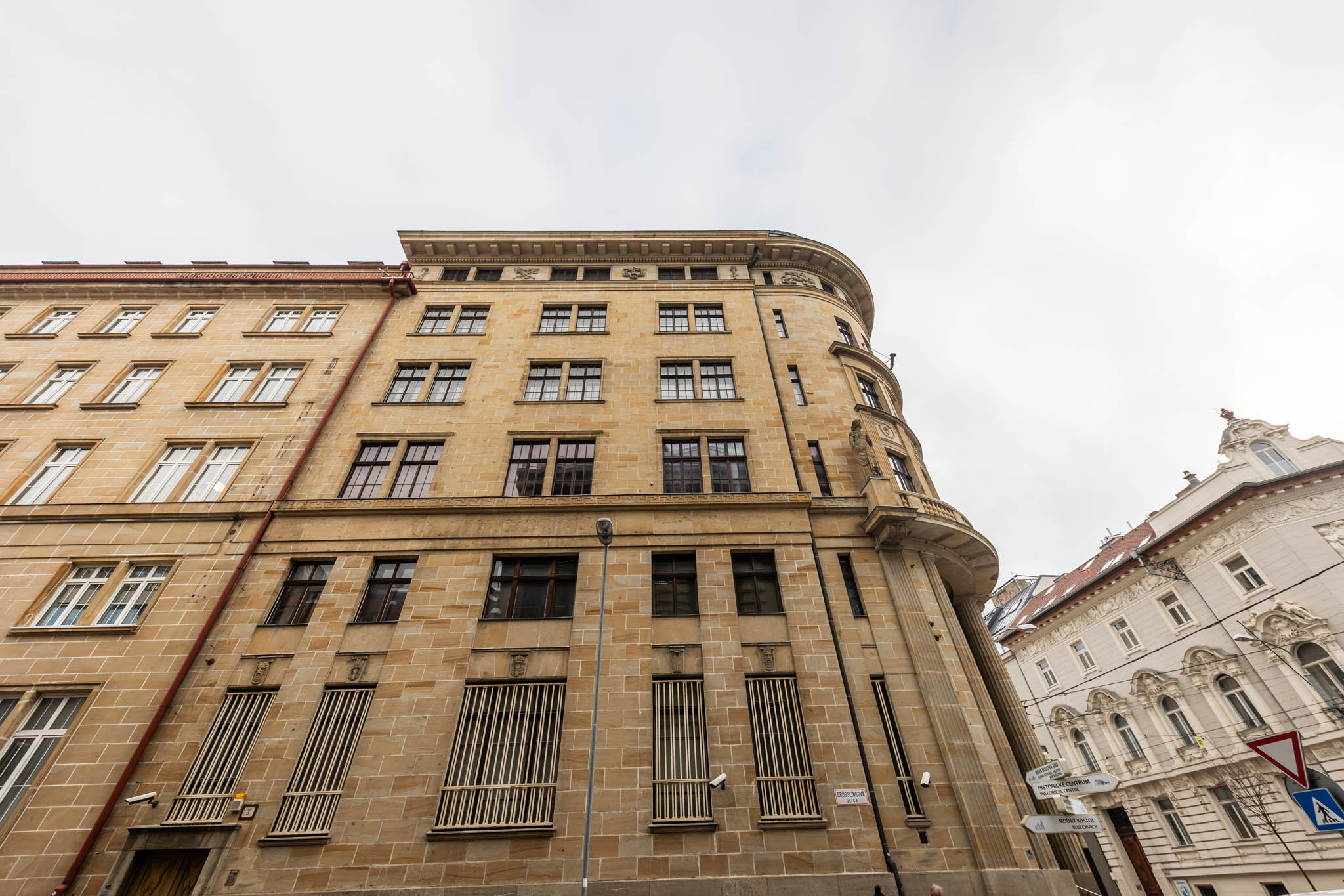 Budova na Štúrovej ulici má výrazný portál s antickými stĺpmi a so zaobleným priečelím na rohu ulice.