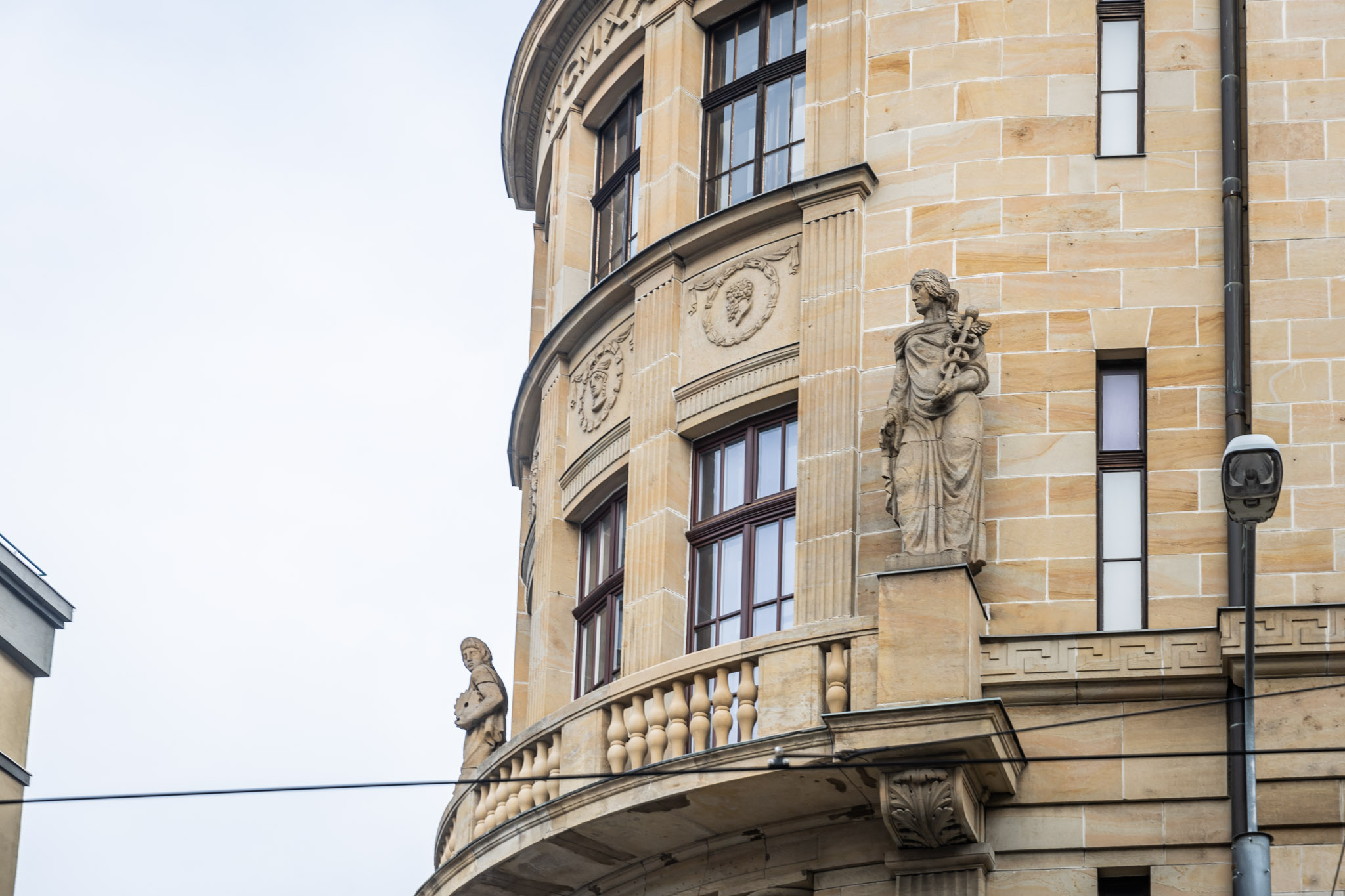 Fasáda objektu sa vyznačuje kamennou úpravou a jej súčasťou je niekoľko umeleckých prvkov.