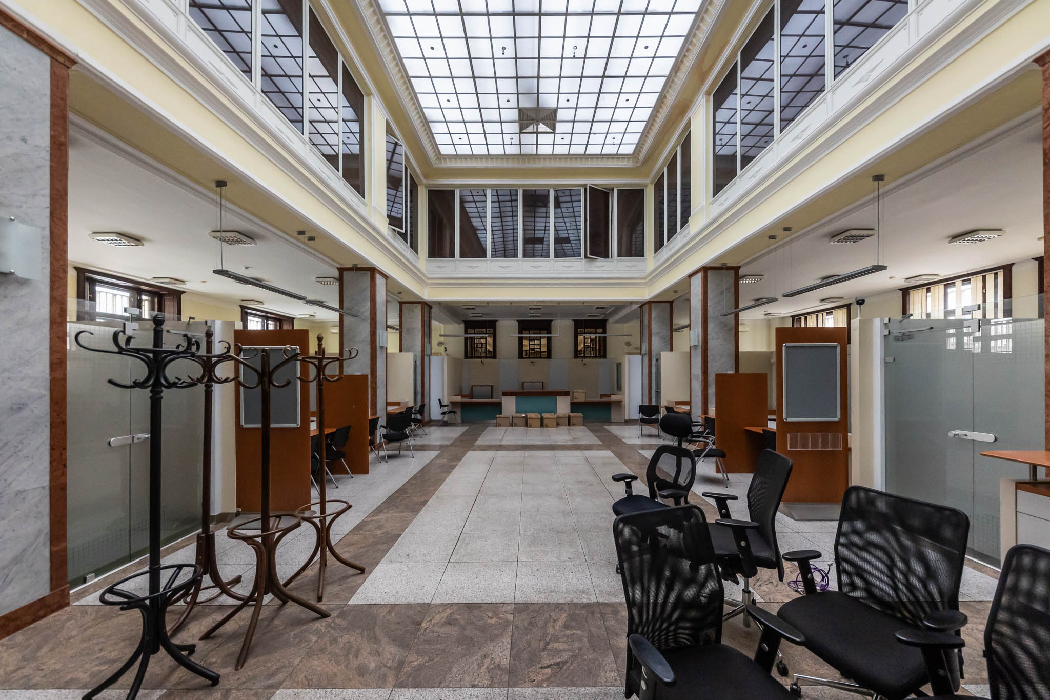 Vstupná hala bola navrhnutá v štýle art deco.