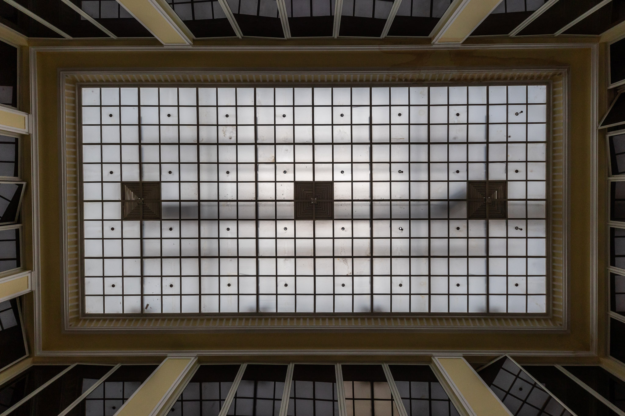 Hodnotné interiérové prvky (kamenný a drevený obklad stien) vrátane pôvodných štukových stropov a stien ostanú zachované.