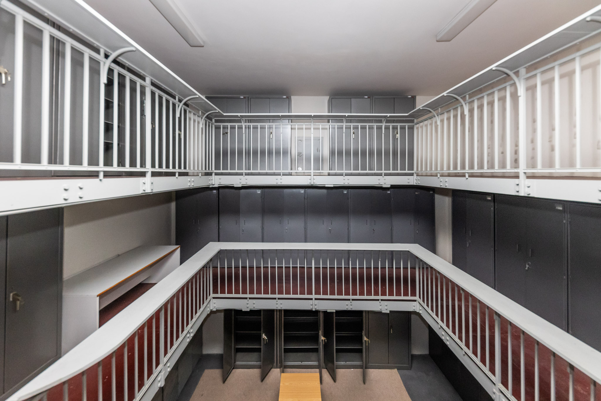 Hodnotné interiérové prvky (kamenný a drevený obklad stien) vrátane pôvodných štukových stropov a stien ostanú zachované.