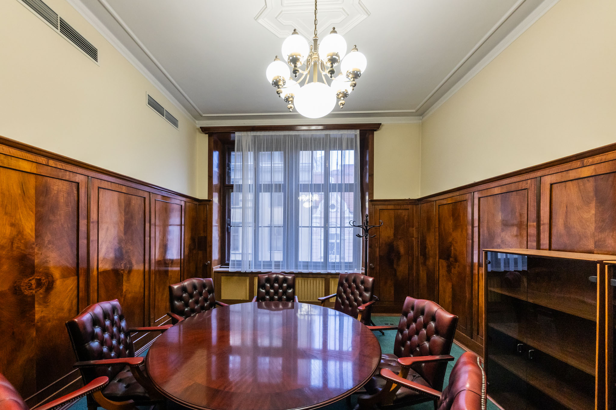 Hodnotné interiérové prvky (kamenný a drevený obklad stien) vrátane pôvodných štukových stropov a stien ostanú zachované.