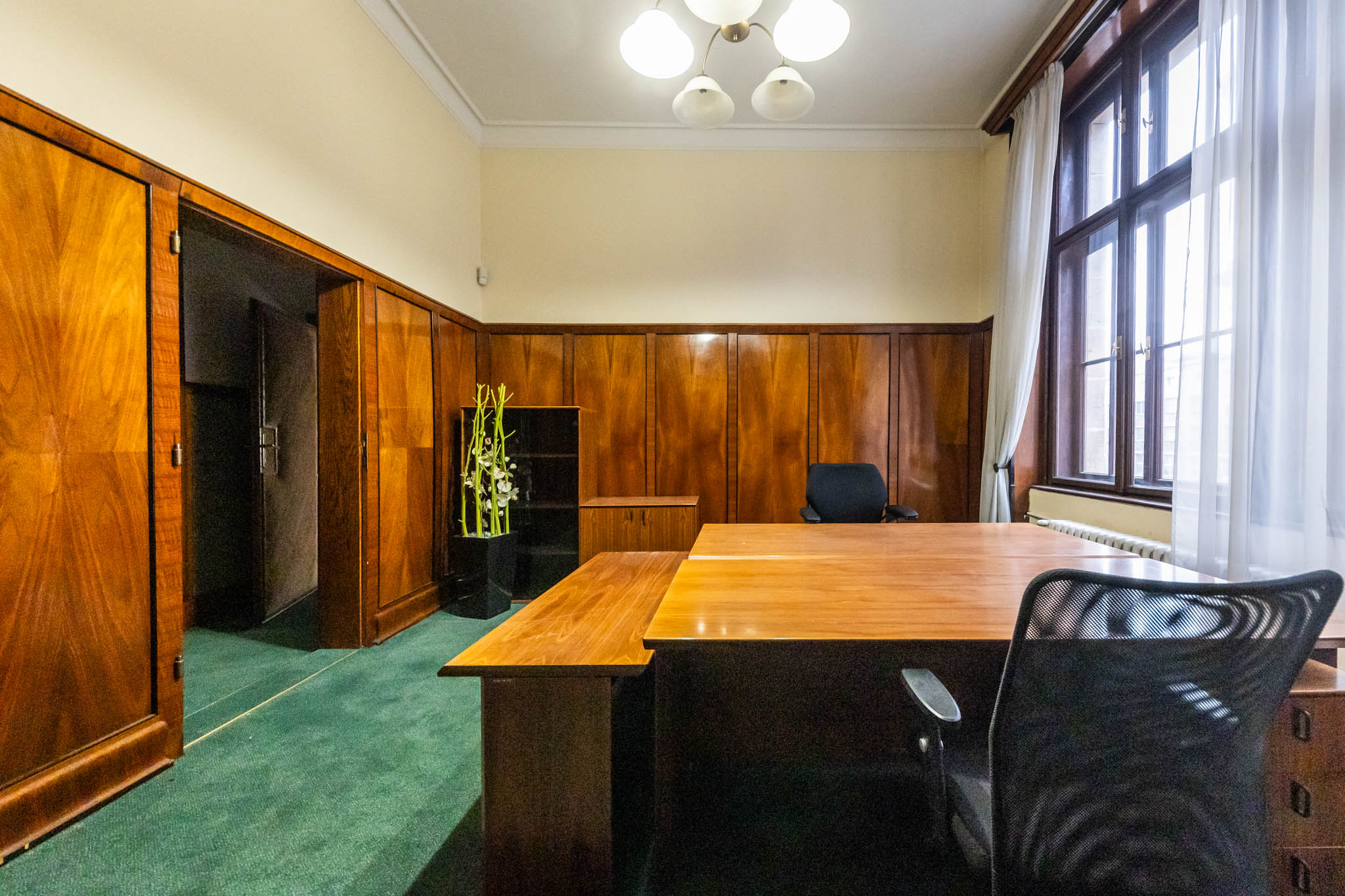 Hodnotné interiérové prvky (kamenný a drevený obklad stien) vrátane pôvodných štukových stropov a stien ostanú zachované.