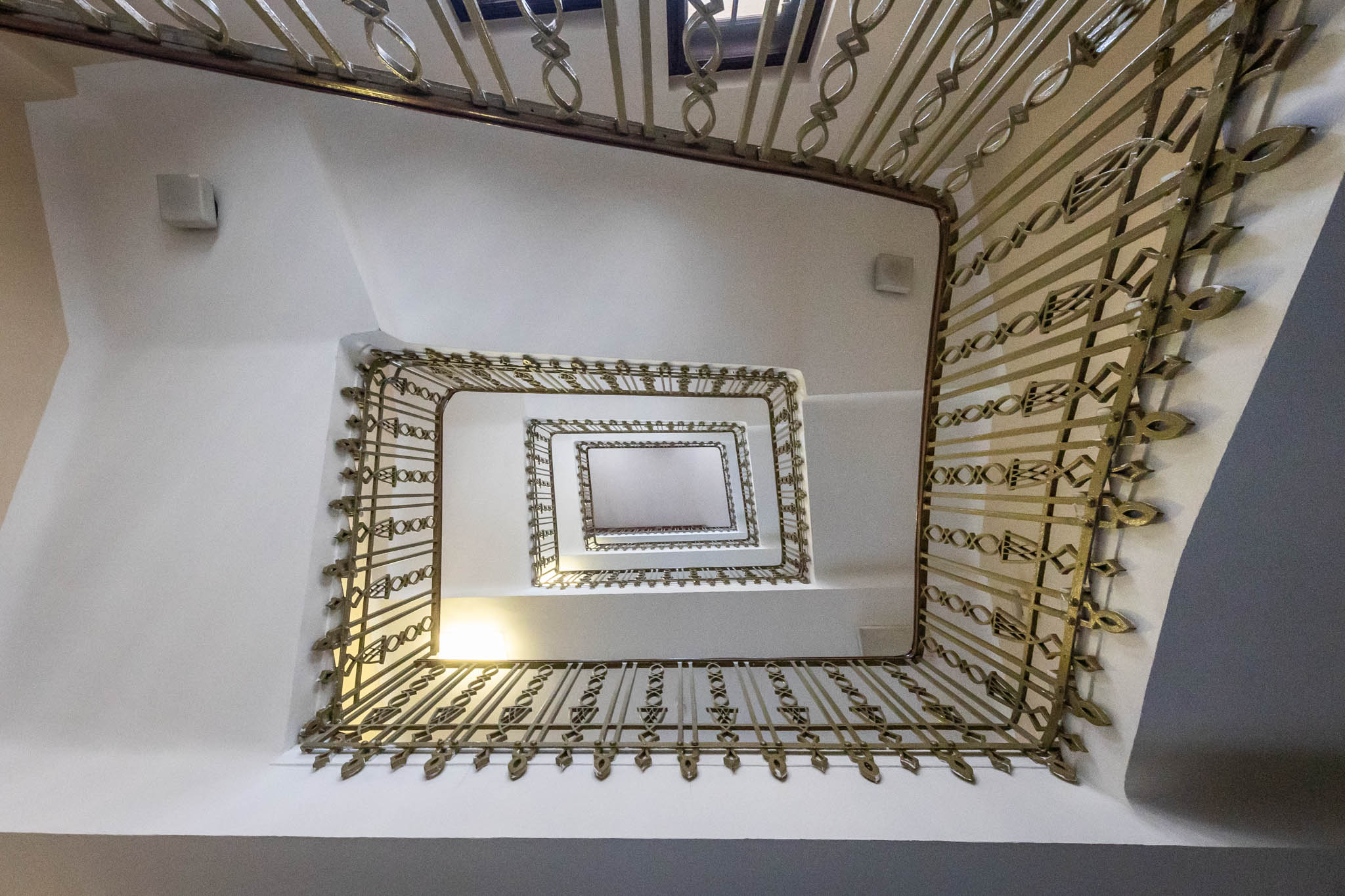 Hodnotné interiérové prvky (kamenný a drevený obklad stien) vrátane pôvodných štukových stropov a stien ostanú zachované.