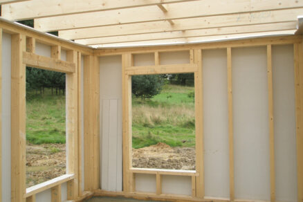 Nosná drevená konštrukcia steny s opláštením v drevostavbe