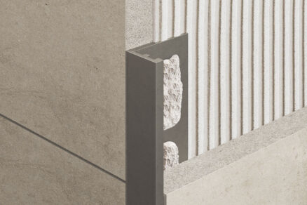 Detail hliníkového profilu na hrane veľkoformátového obkladu