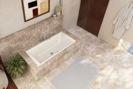 Zabudovaná vaňa v kamennom obklade v elegantnej kúpeľni