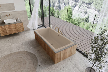 Moderná vaňa do kúpeľne pri presklenej stene s výhľadom na prírodu