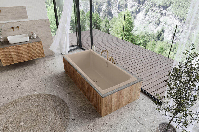 Moderná vaňa do kúpeľne pri presklenej stene s výhľadom na prírodu