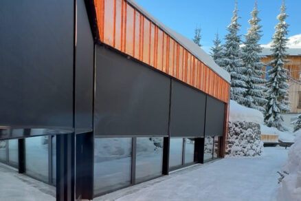 Exteriérové screenové rolety na presklených stenách modernej architektúry