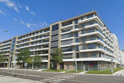 Exteriérové screenové rolety na veľkých presklených plochách bytového domu