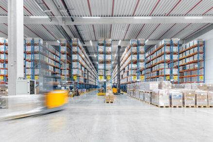 Moderný sklad s regálovým systémom – skladová logistika a WMS riadenie