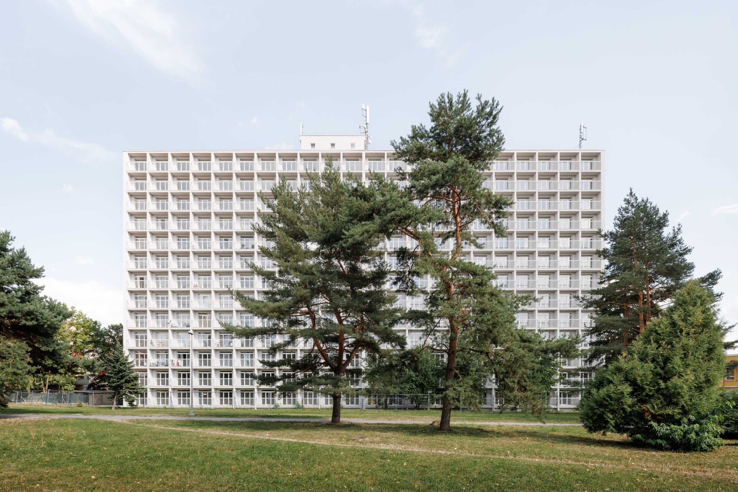 Architekti nechali vyniknúť pôvodnú geometrickú mriežku balkónov.