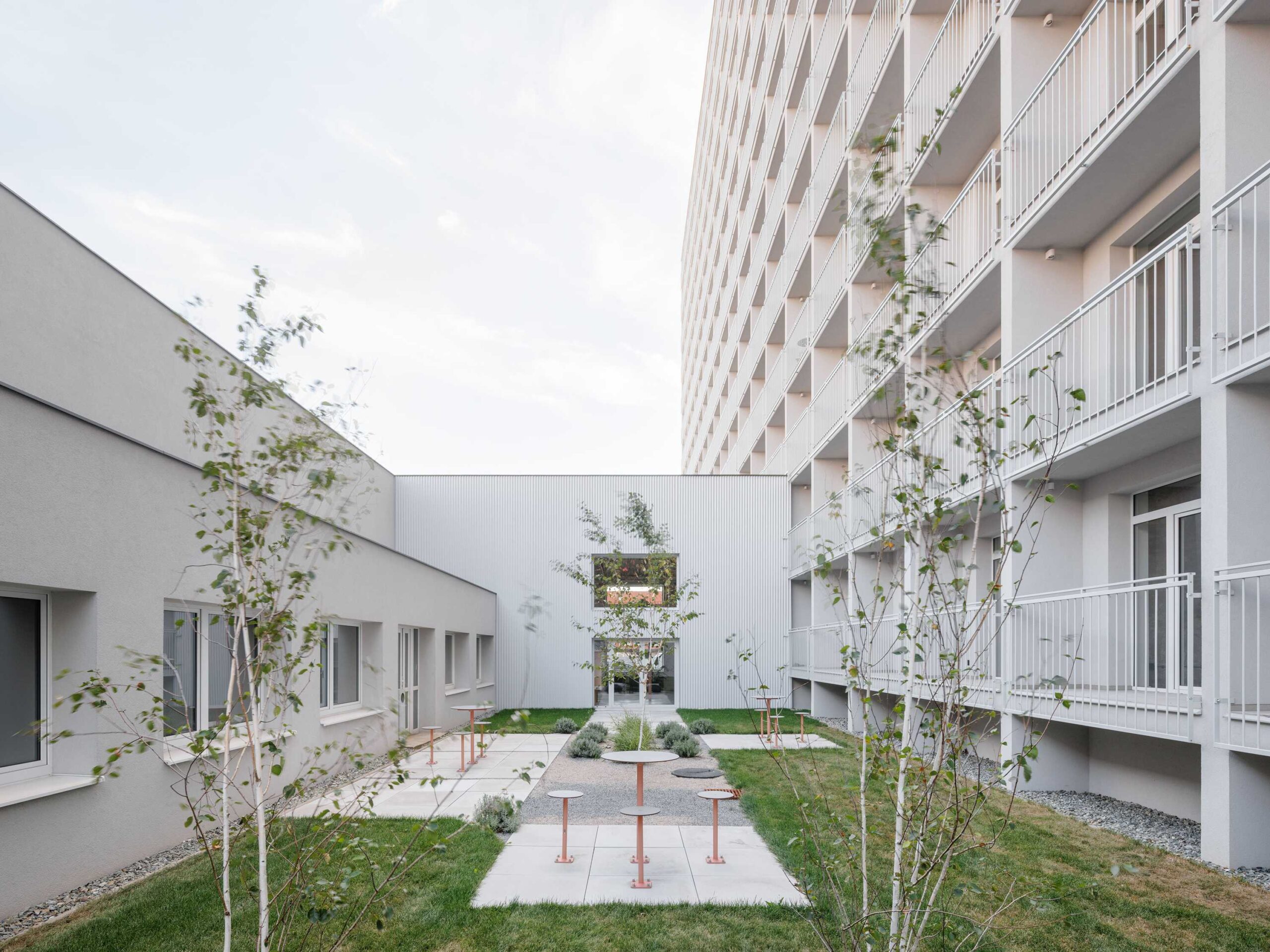 Úpravami prešli aj exteriérové priestory v dvorovej časti objektu