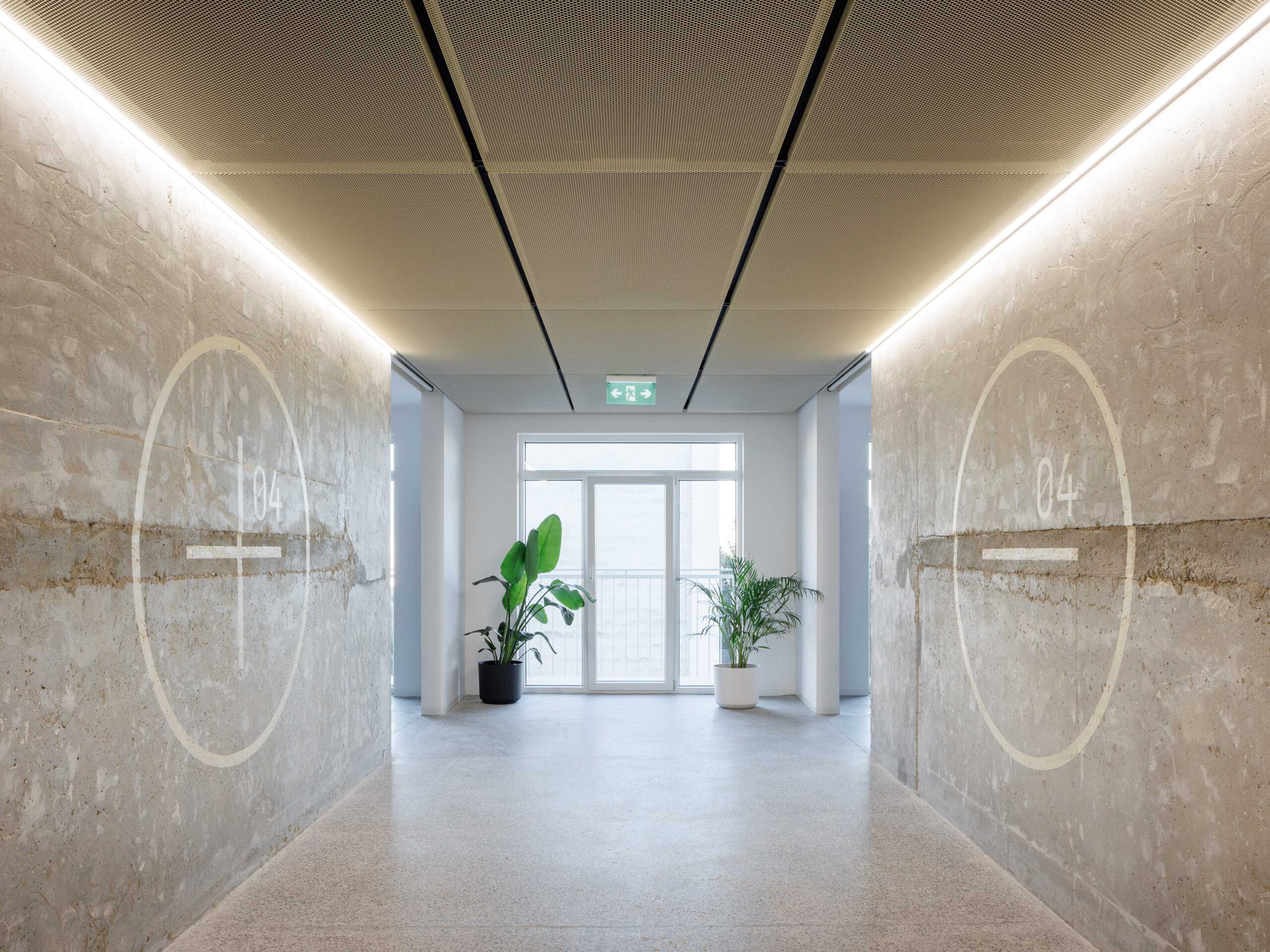 V zrekonštruovanom objekte sa nové zásahy viditeľne odlišujú od pôvodnej architektúry.