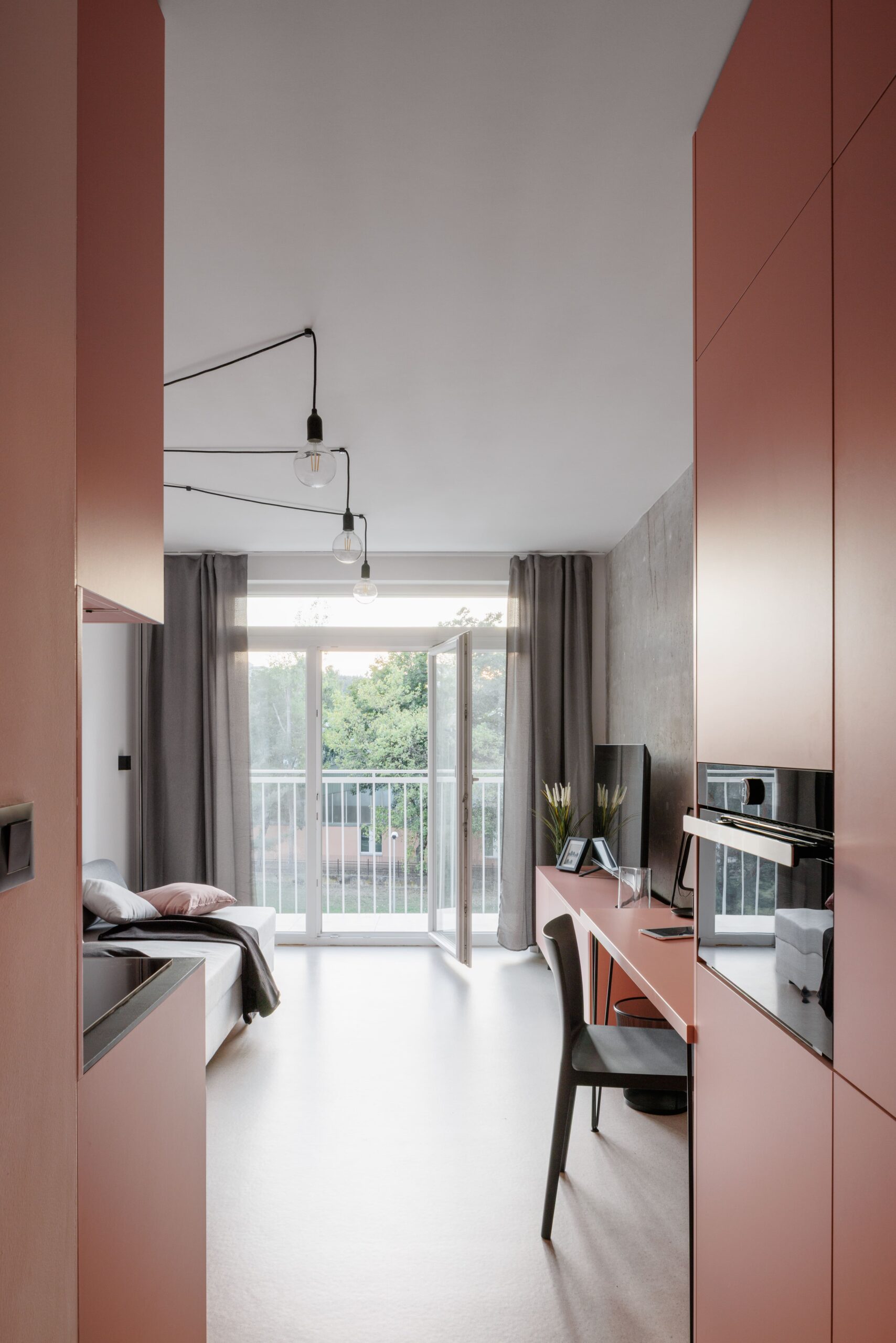 Každá z jednotiek má základný rozmer 7 × 3 m a disponuje vlastnou lodžiou.