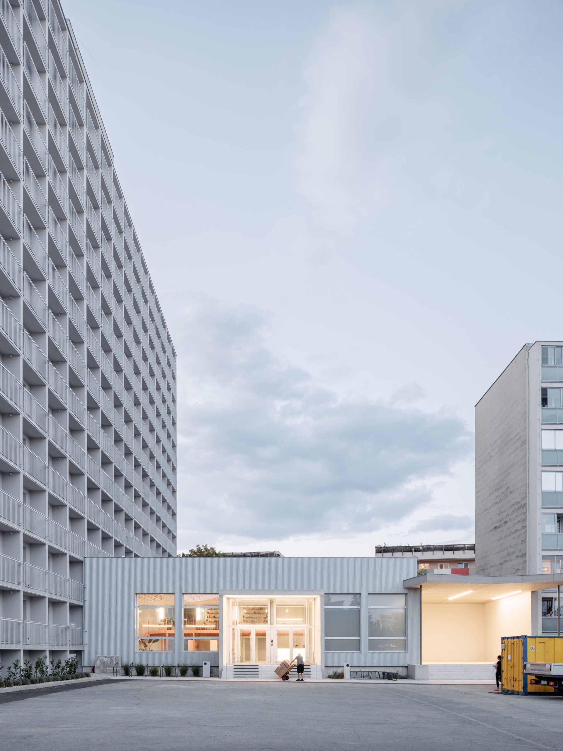 Architekti nechali vyniknúť pôvodnú geometrickú mriežku balkónov.