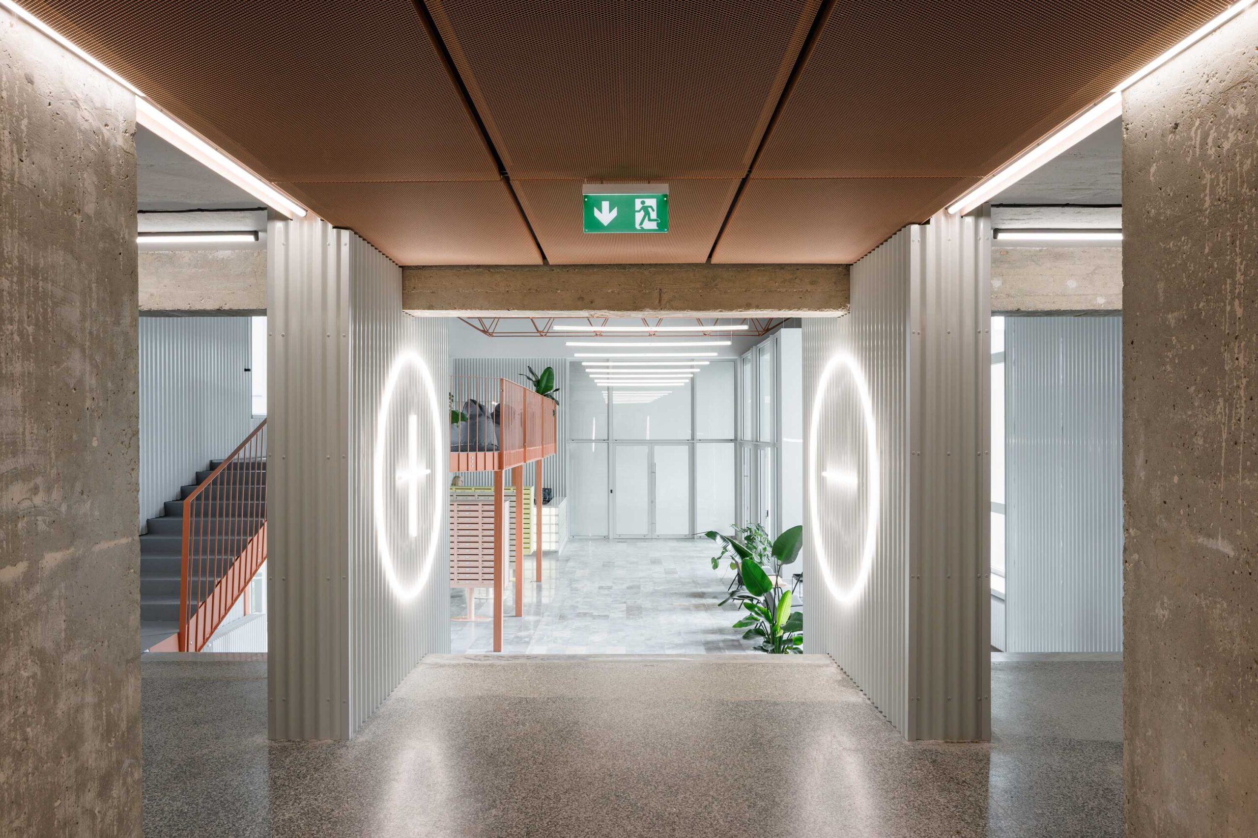 V zrekonštruovanom objekte sa nové zásahy viditeľne odlišujú od pôvodnej architektúry.