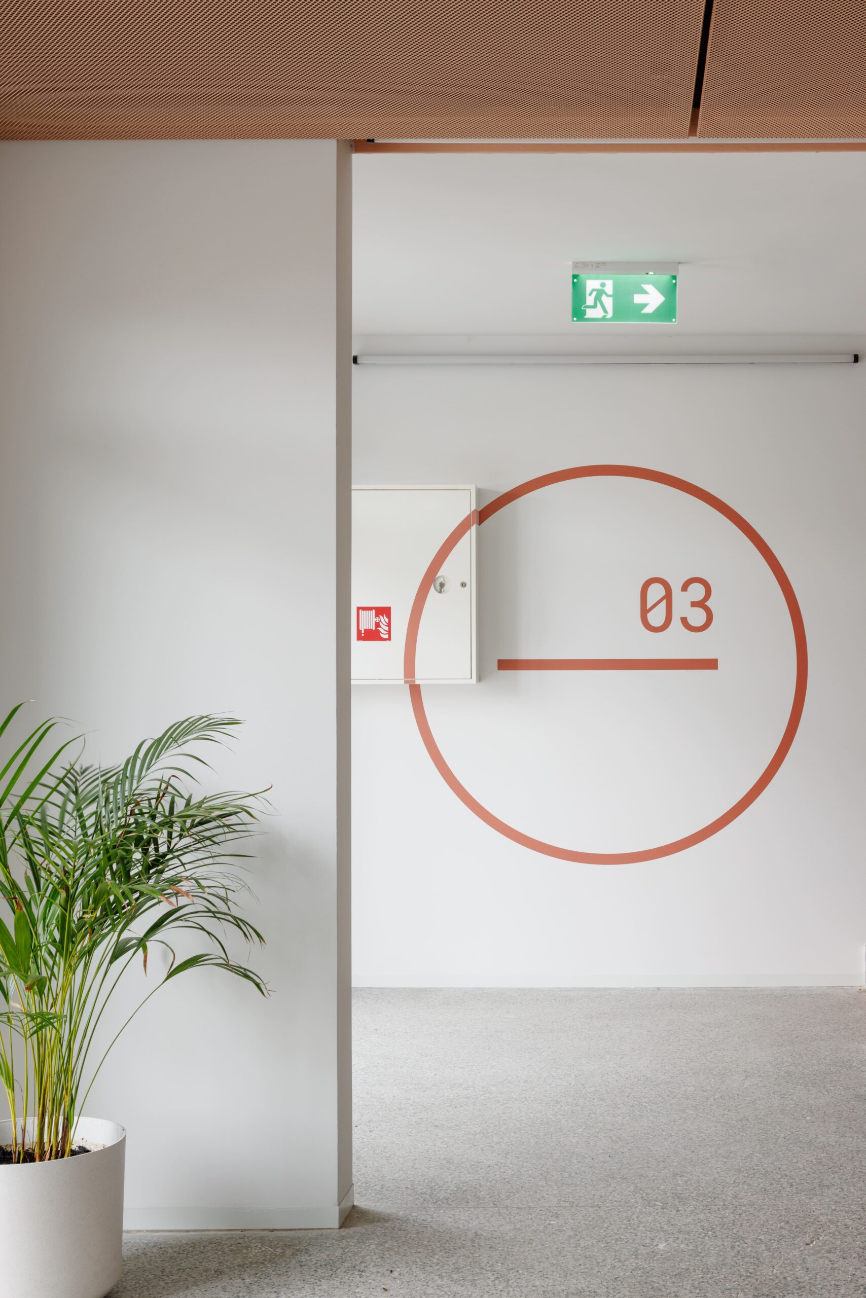 V zrekonštruovanom objekte sa nové zásahy viditeľne odlišujú od pôvodnej architektúry.