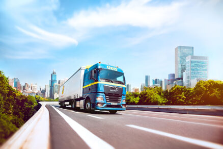 Nákladné vozidlo na diaľnici v meste – logistika pre stavebníctvo a priemysel