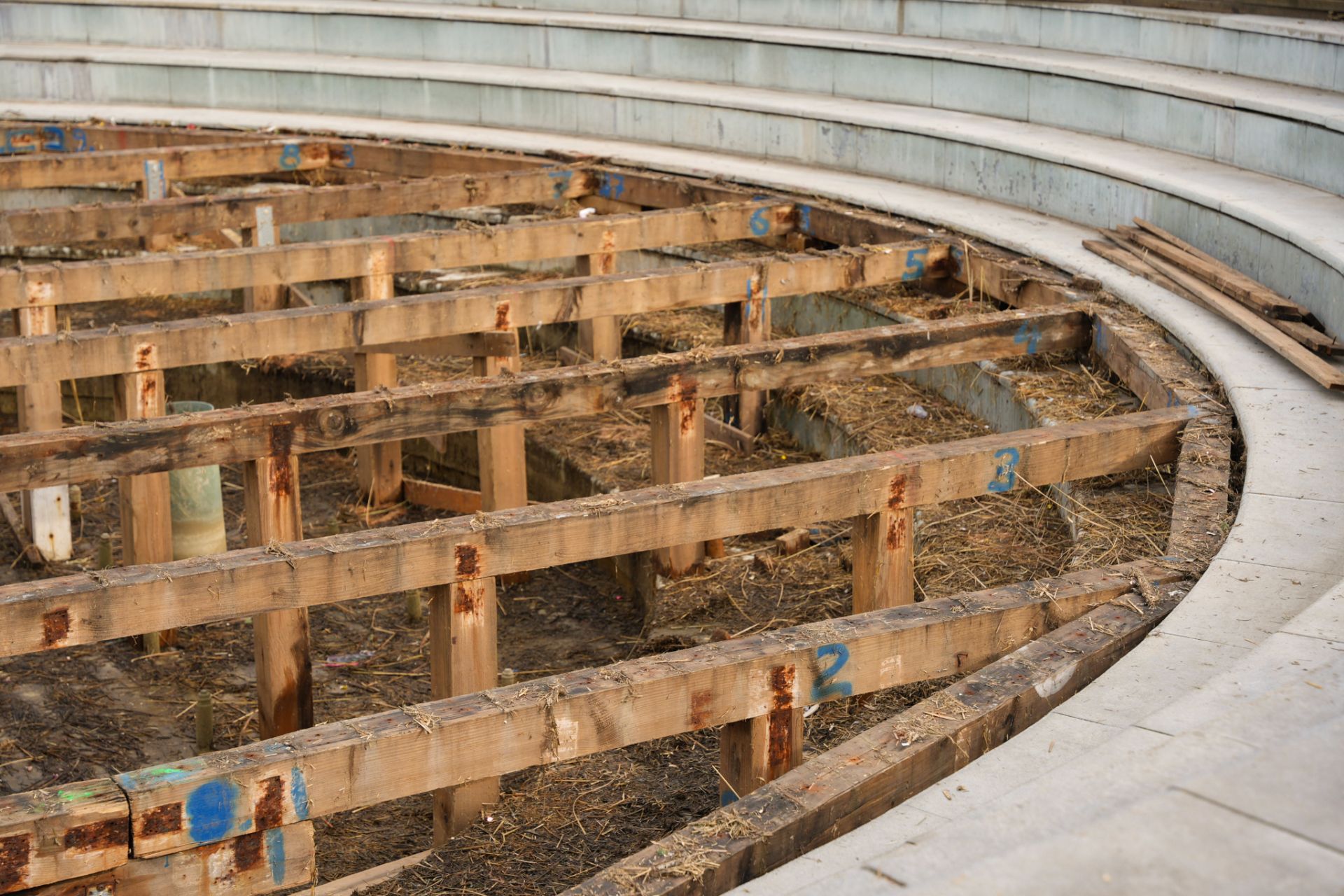 Mesto začalo s obnovou fontány na Svätoplukovom námestí.