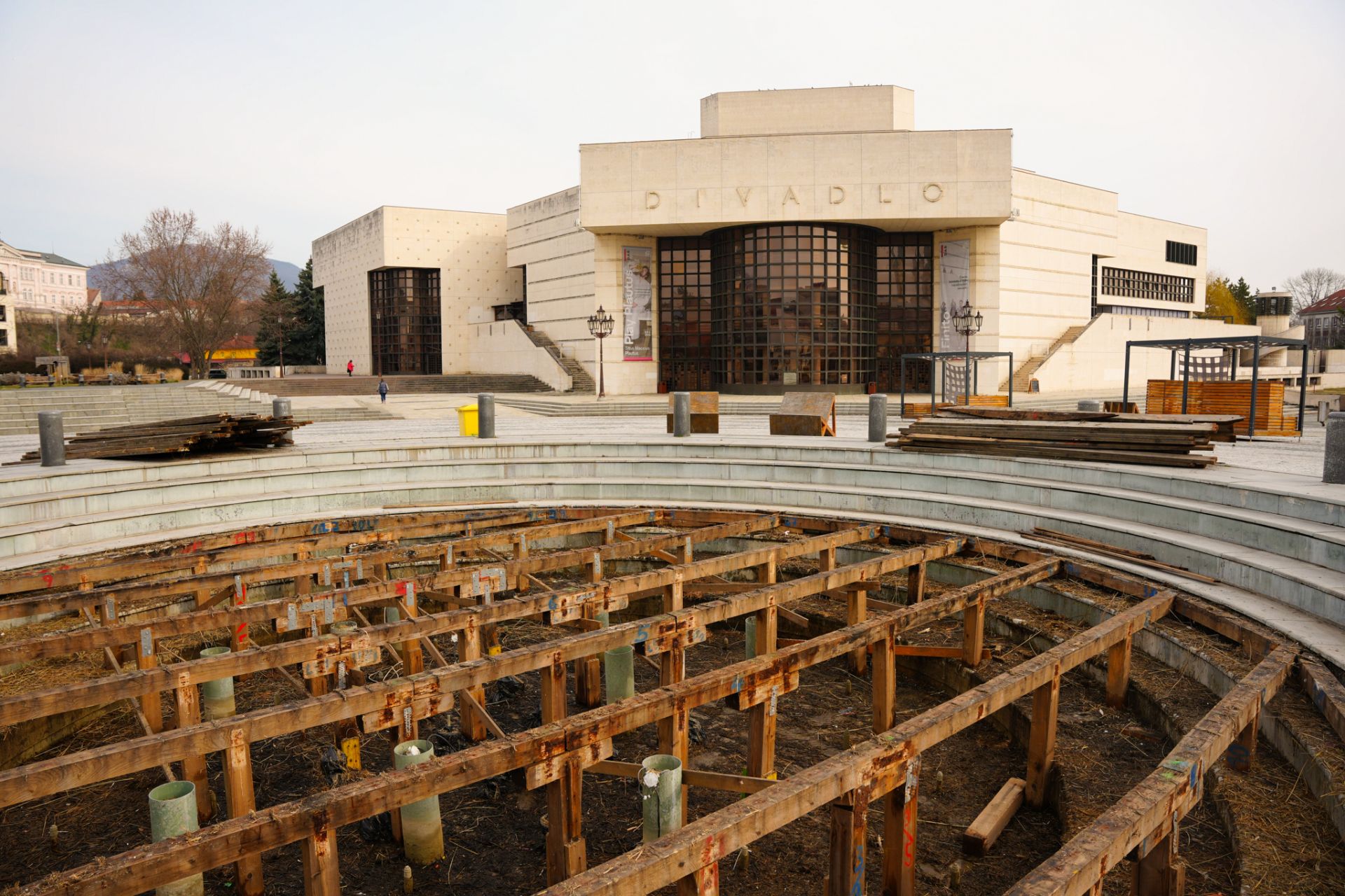 Mesto začalo s obnovou fontány na Svätoplukovom námestí.
