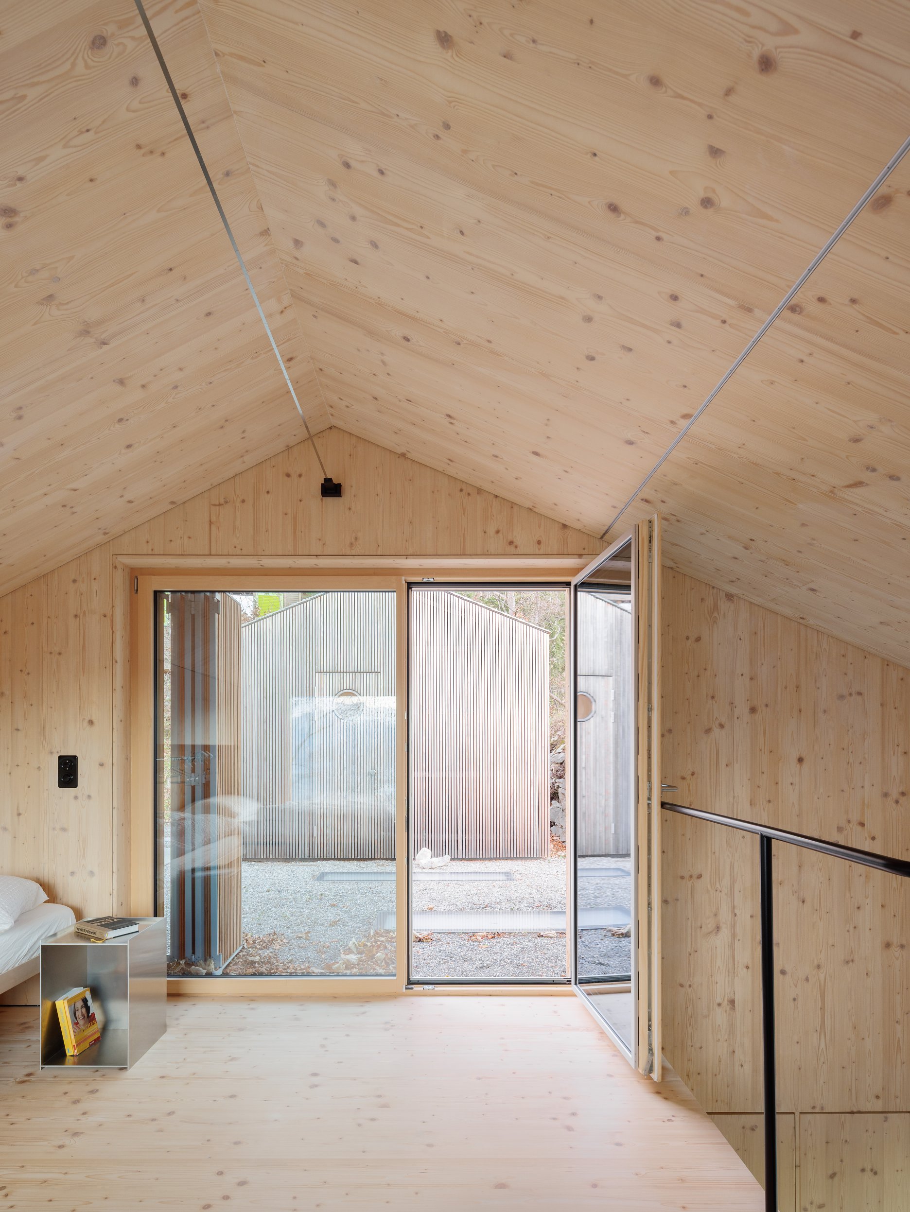 Interiér chaty je koncipovaný ako otvorený a plynulý priestor s minimom pevných prvkov.