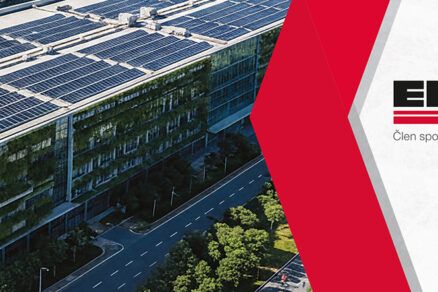 administratívna budova s fotovoltickými panelmi a zelenou fasádou