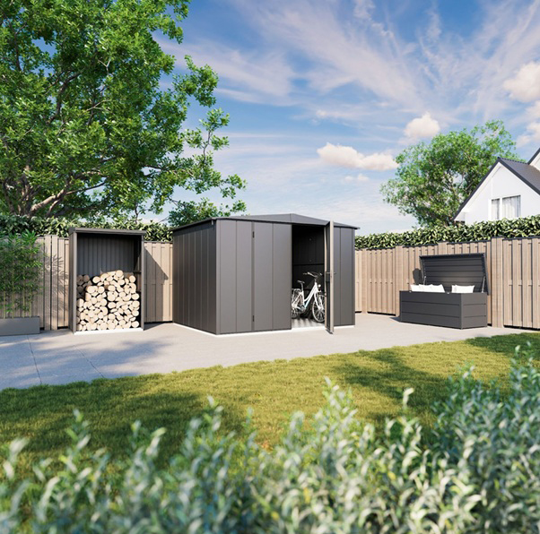 Kovový záhradný domček a úložný box na záhrade rodinného domu