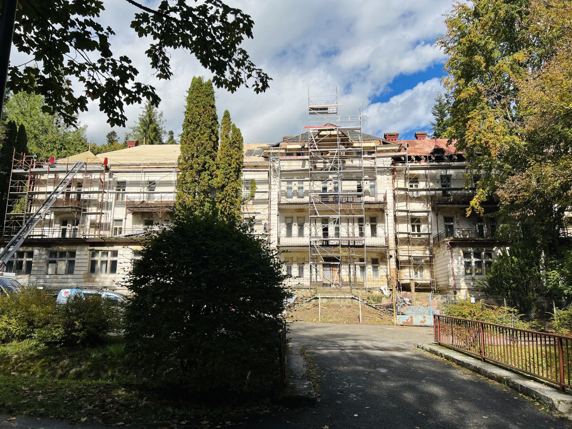 Hotel Dukla v Bardejovských Kúpeľoch počas rekonštrukcie 