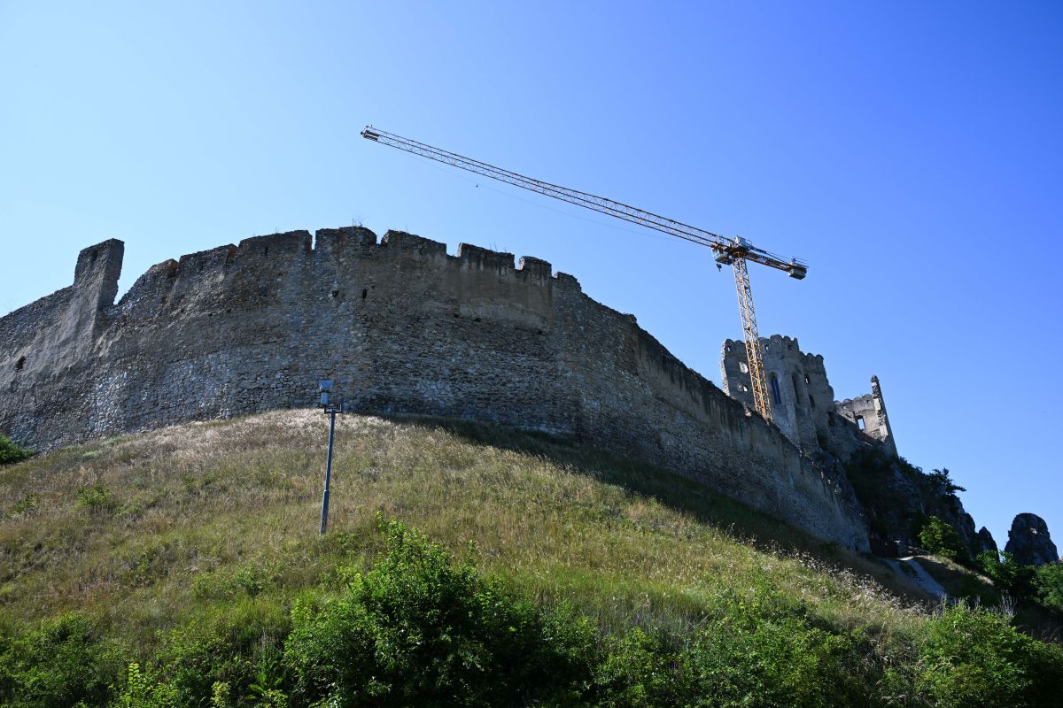 Rekonštrukcia severného paláca hradu Beckov sa blíži 