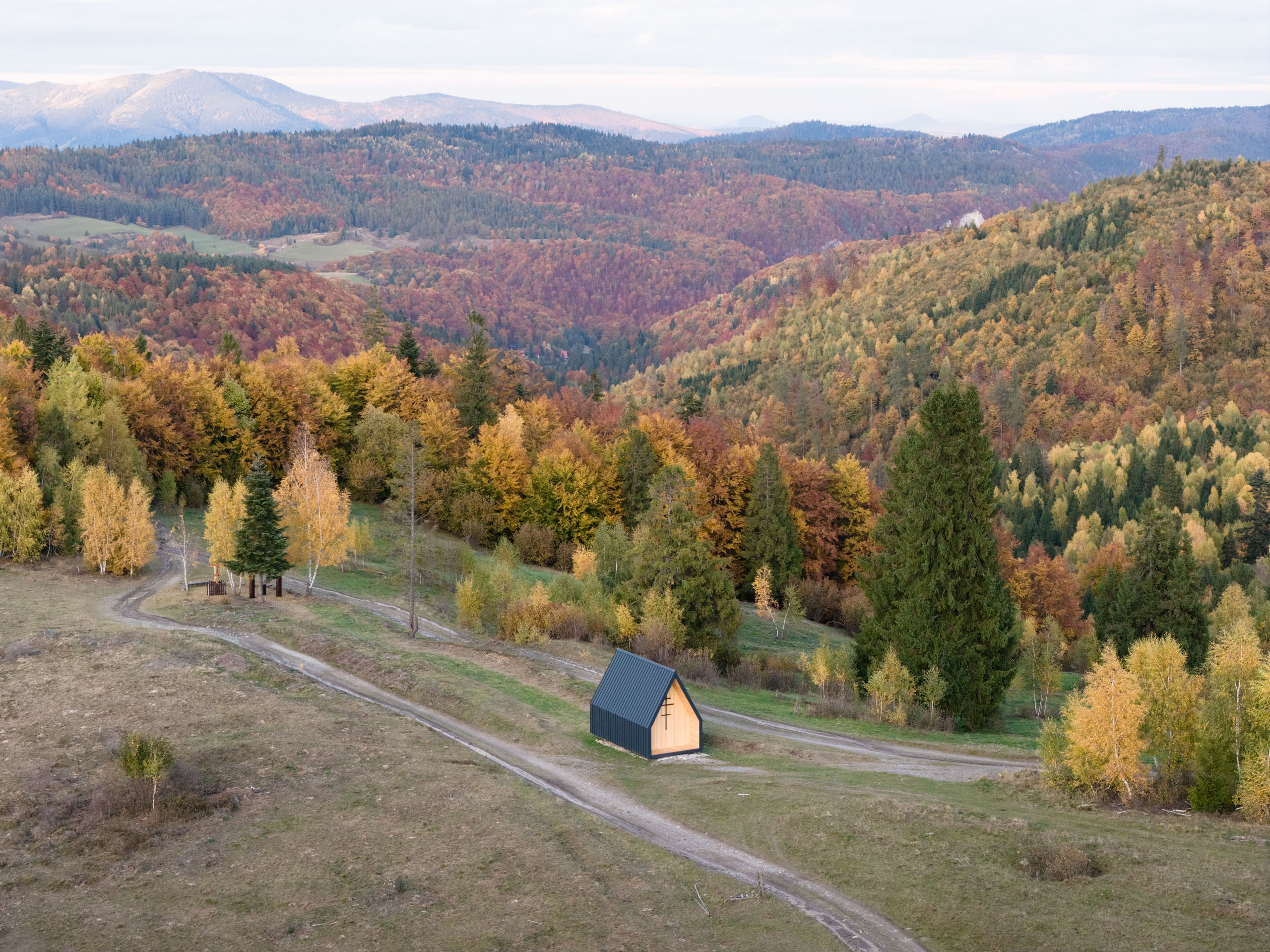 Kaplnka s funkciou turistickej útulne stojí na rozhraní obcí Poráč a Závadka.