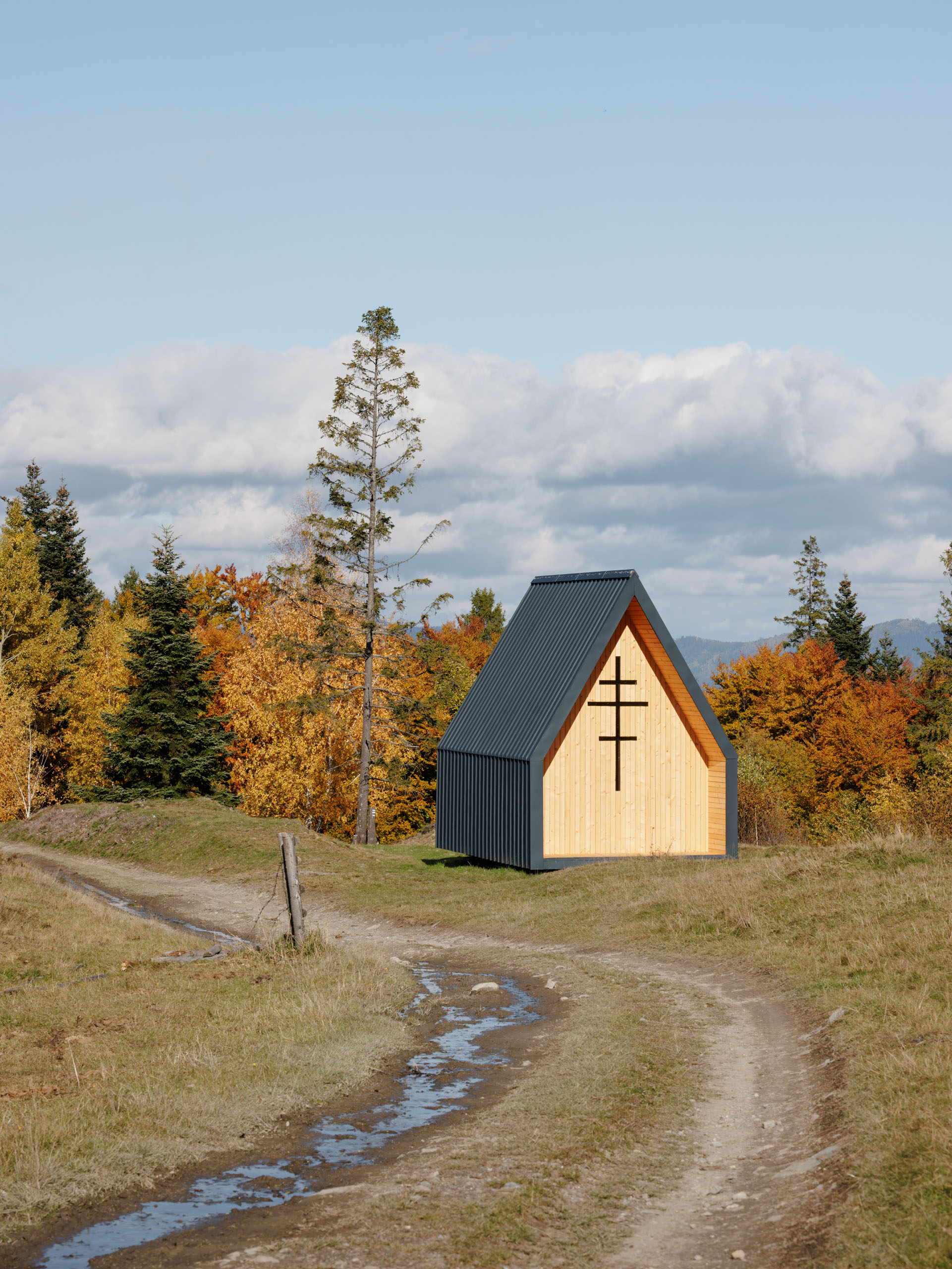 Kaplnka s funkciou turistickej útulne stojí na rozhraní obcí Poráč a Závadka