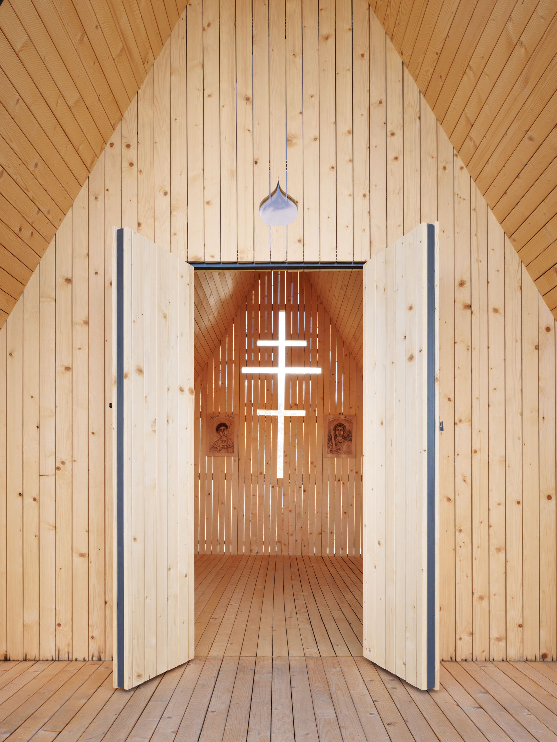 Kaplnka s funkciou turistickej útulne stojí na rozhraní obcí Poráč a Závadka.