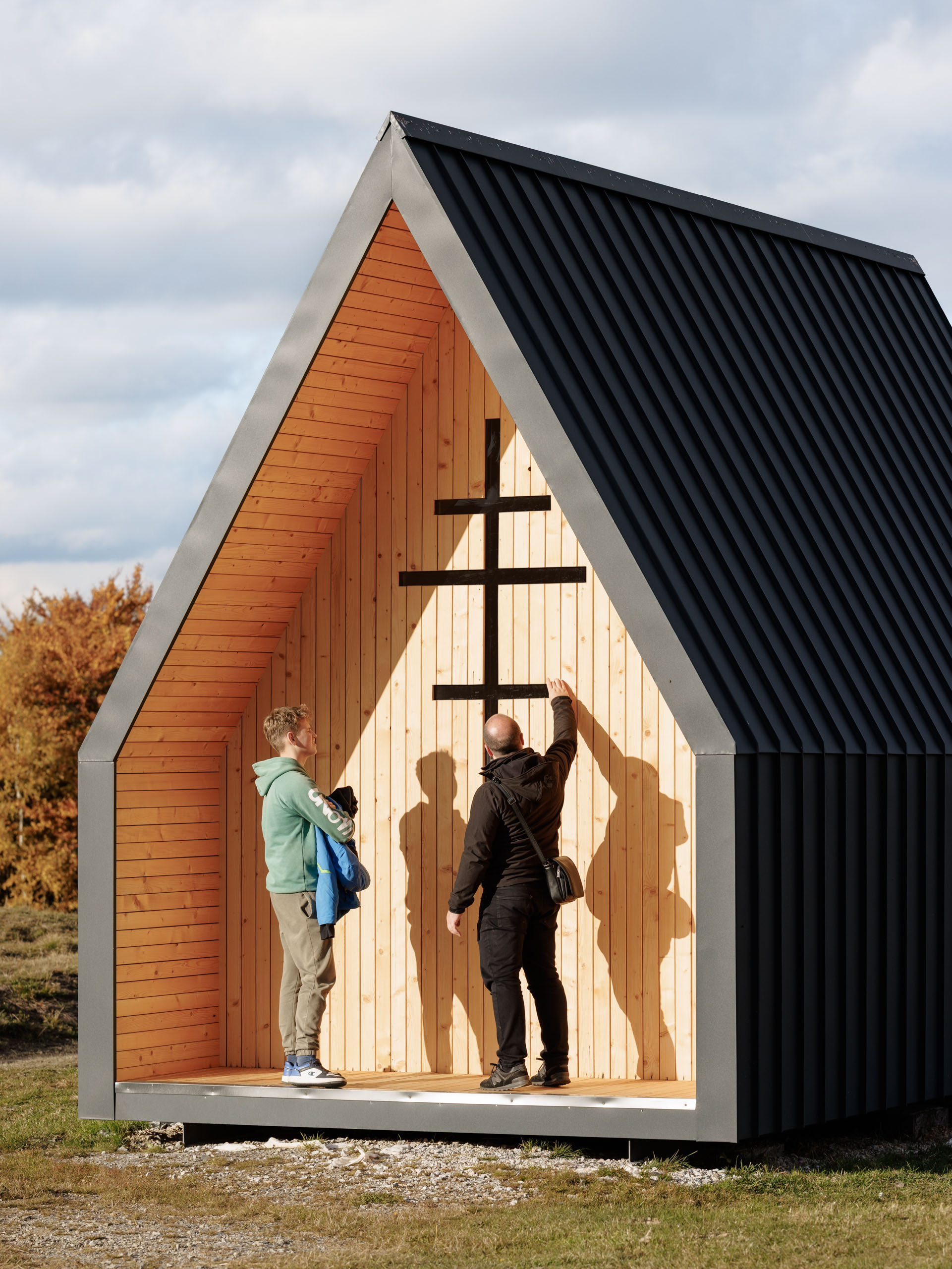 Kaplnka s funkciou turistickej útulne stojí na rozhraní obcí Poráč a Závadka.