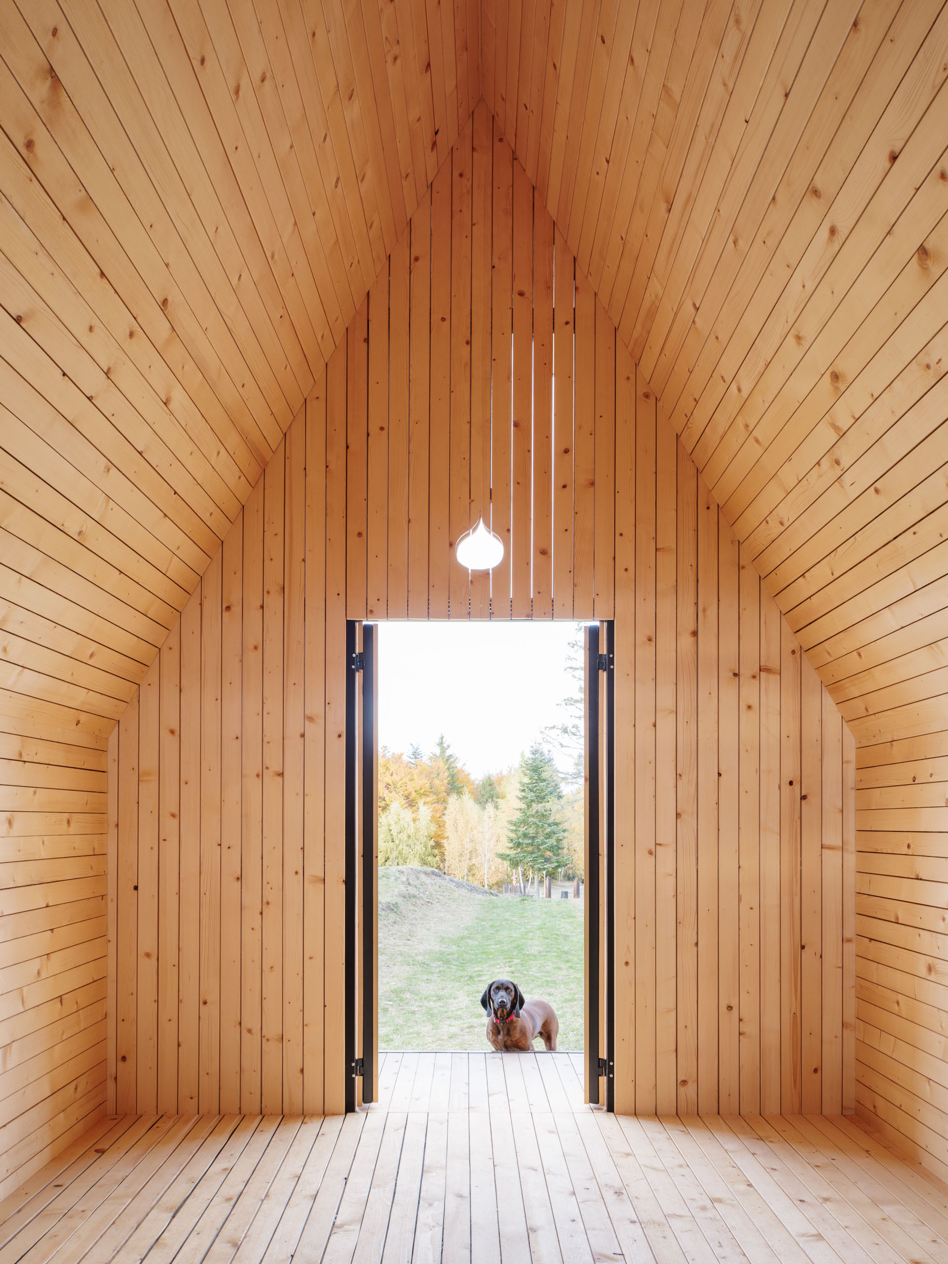 Kaplnka s funkciou turistickej útulne stojí na rozhraní obcí Poráč a Závadka.