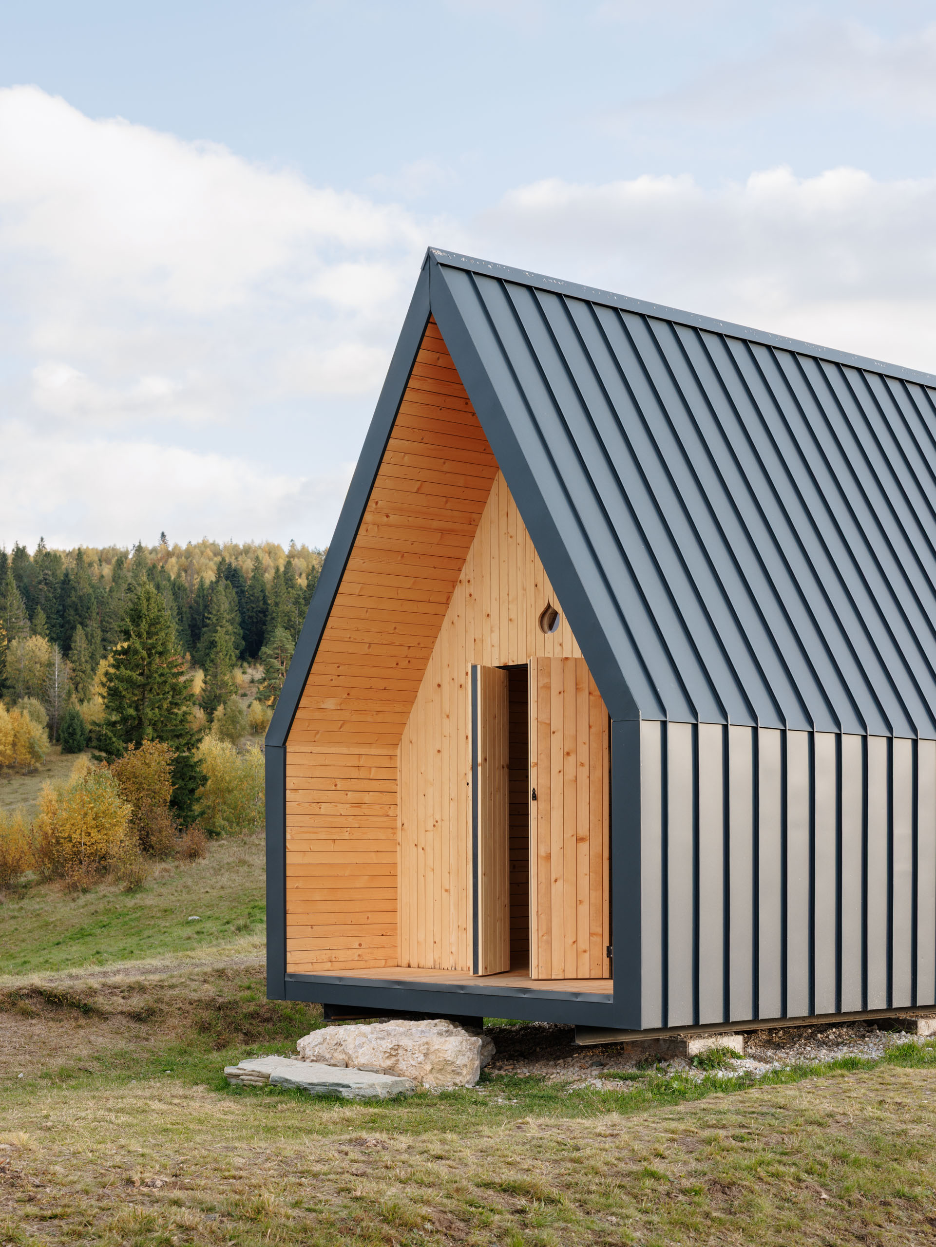 Kaplnka s funkciou turistickej útulne stojí na rozhraní obcí Poráč a Závadka.