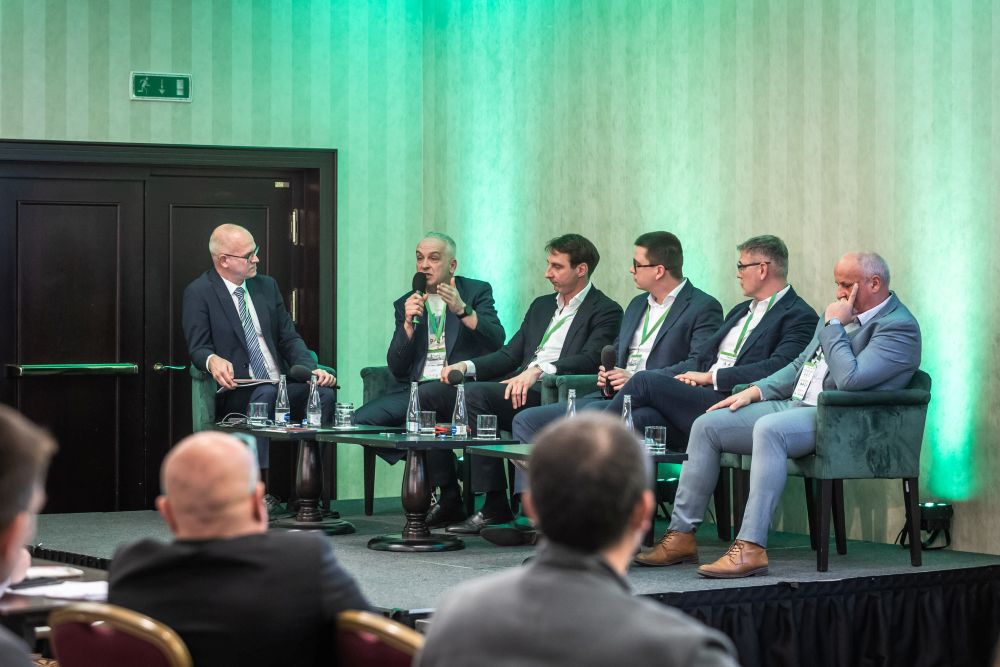 Development Summit 2026, zľava: Juraj Suchánek (výkonný riaditeľ IUR), Marián Hlavačka (CEO Corwin),Ján Krnáč (výkonný riaditeľ Cresco Real Estate),Michal Rehák (výkonný riaditeľ Penta Real Estate), Martin Šimurda ( konateľ spoločnosti Bencont Group) Development Summit 2026, zľava: Juraj Suchánek (výkonný riaditeľ IUR), Marián Hlavačka (CEO Corwin),Ján Krnáč(výkonný riaditeľ Cresco Real Estate),Michal Rehák (výkonný riaditeľ Penta Real Estate), Martin Šimurda ( konateľ spoločnosti Bencont Group)