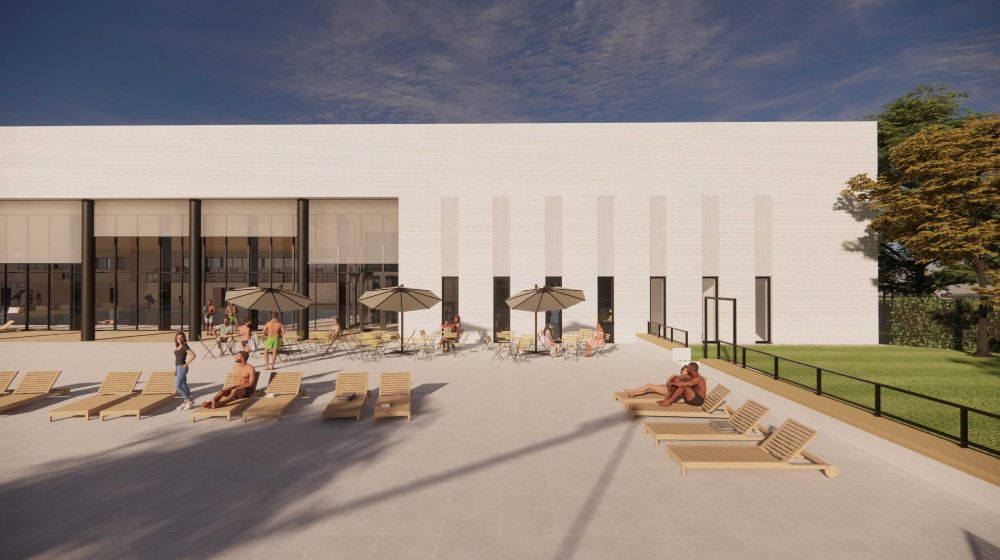 Oddychový priestor s lehátkami pred budovou plávárne v Novom Meste nad Váhom Oddychový priestor s lehátkami pred budovou plávárne v Novom Meste nad Váhom