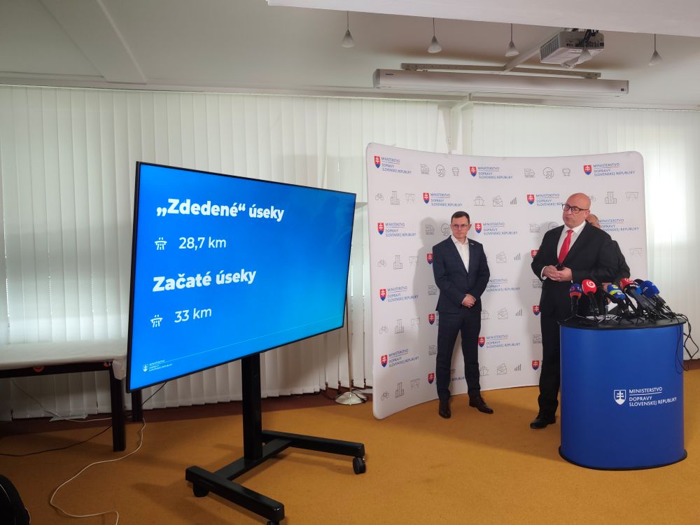 Na fotografii zľava: generálny riaditeľ NDS Filip Macháček a minister dopravy Jozef Ráž. Vzadu štátny tajomník Igor Choma. Na fotografii zľava: generálny riaditeľ NDS Filip Macháček a minister dopravy Jozef Ráž. Vzadu štátny tajomník Igor Choma.