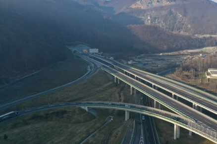 Pohľad z výšky na východný portál tunela