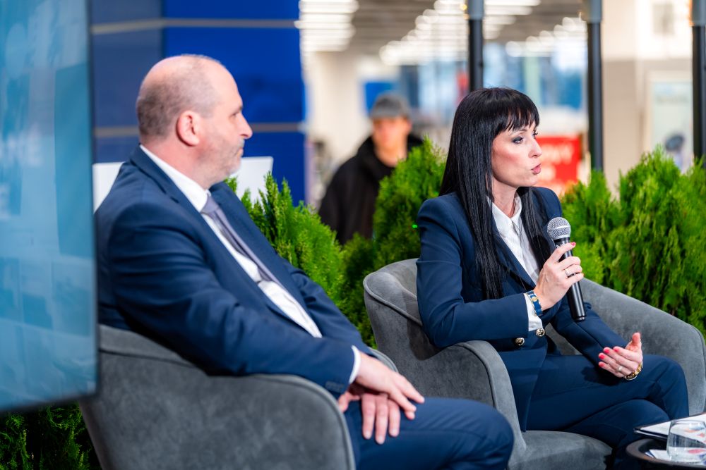 Primátor Košíc Jaroslav Polaček a šéfka Agentúry štátom podporovaného nájomného bývania Eva Lisová.