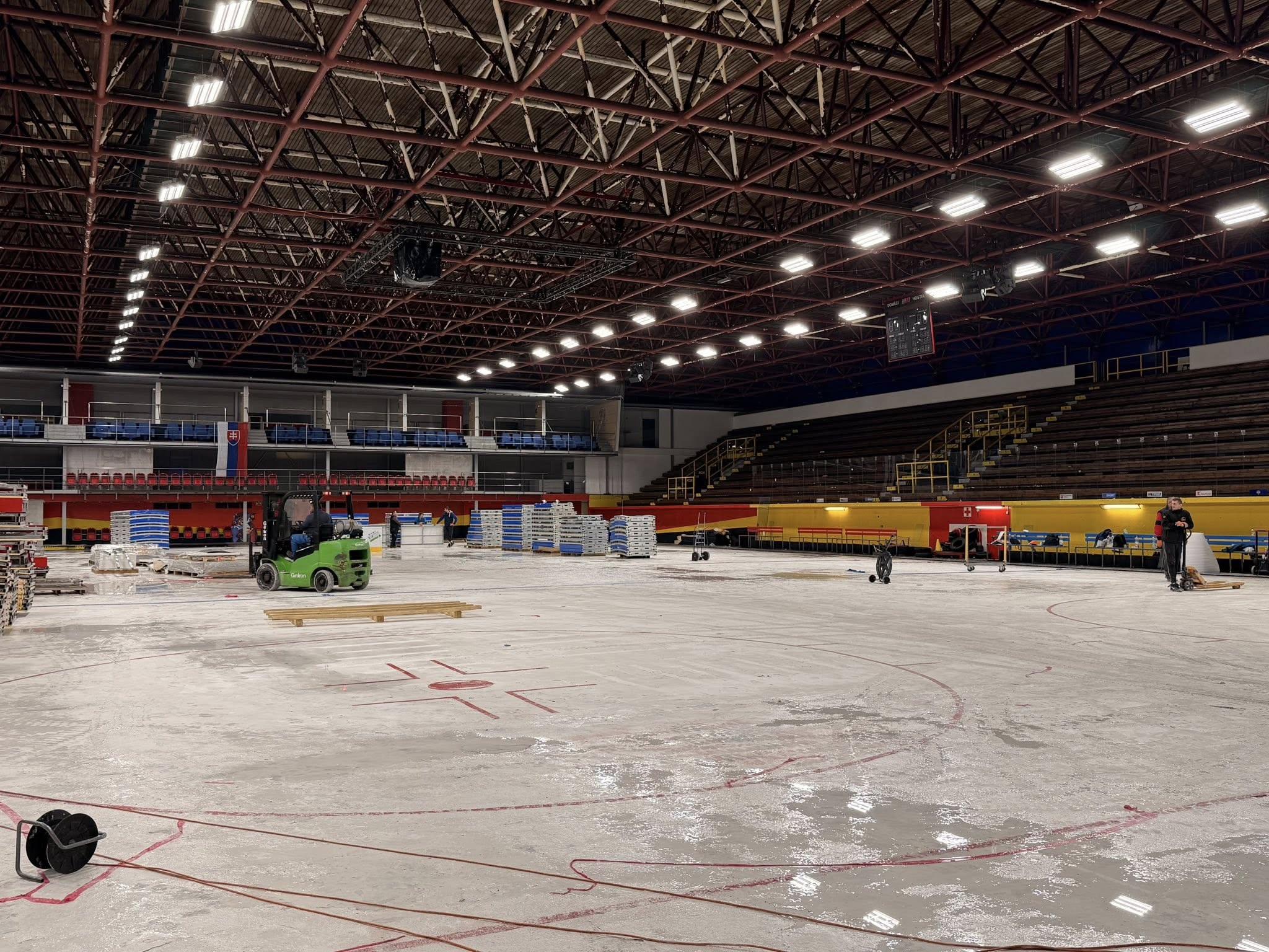 Ružinovský zimný štadión sa stane pilotným projektom v rámci rozvoja slovenského hokeja, ktorý ministerstvo realizuje v spolupráci so Slovenským zväzom ľadového hokeja. 