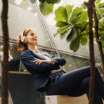 Oddychová zóna so zeleňou v administratívnej budove podporujúca komfort používateľov budovy