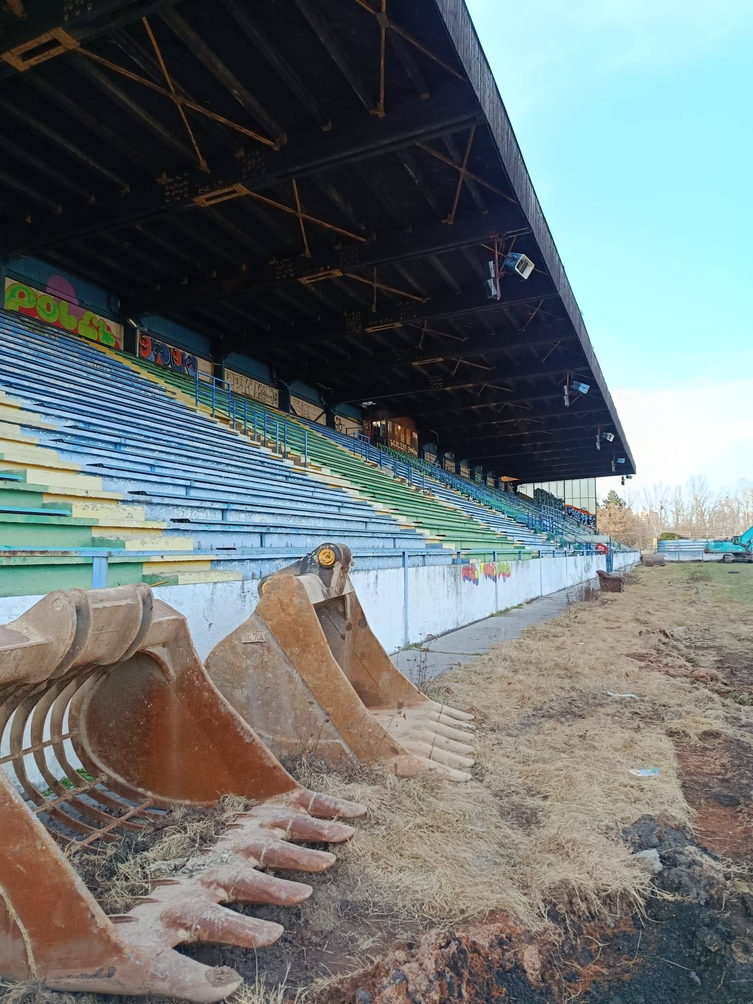 Z chátrajúceho areálu štadióna v bratislavskej Dúbravke sa stane moderné a dôstojné športové centrum.