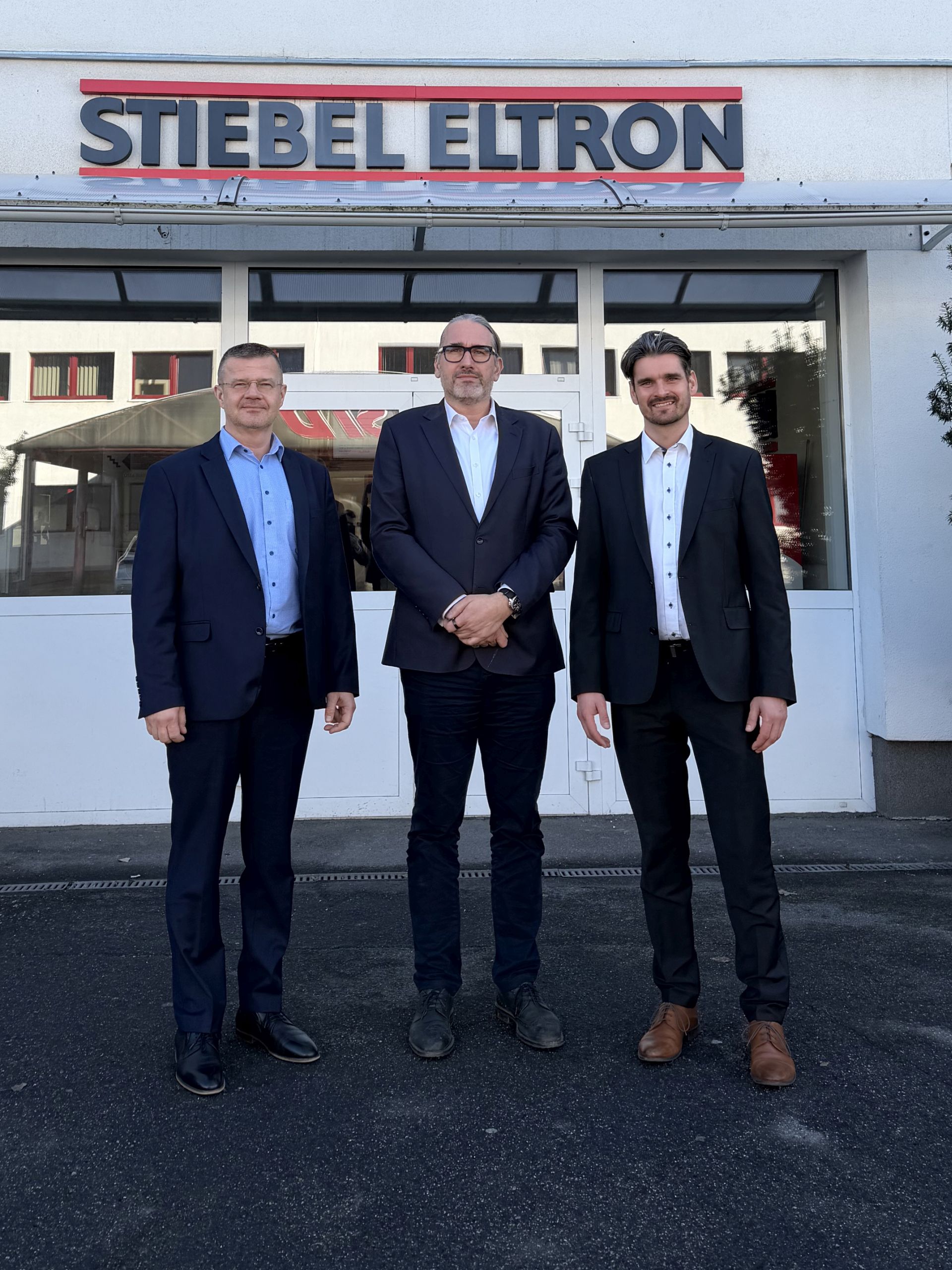 Podpredseda EP Martin Hojsík sa v Poprade stretol s konateľom spoločnosti STIEBEL ELTRON Slovakia Petrom Štrbianom (na fotke vľavo) a obchodným riaditeľom spoločnosti Marekom Duračinským.
