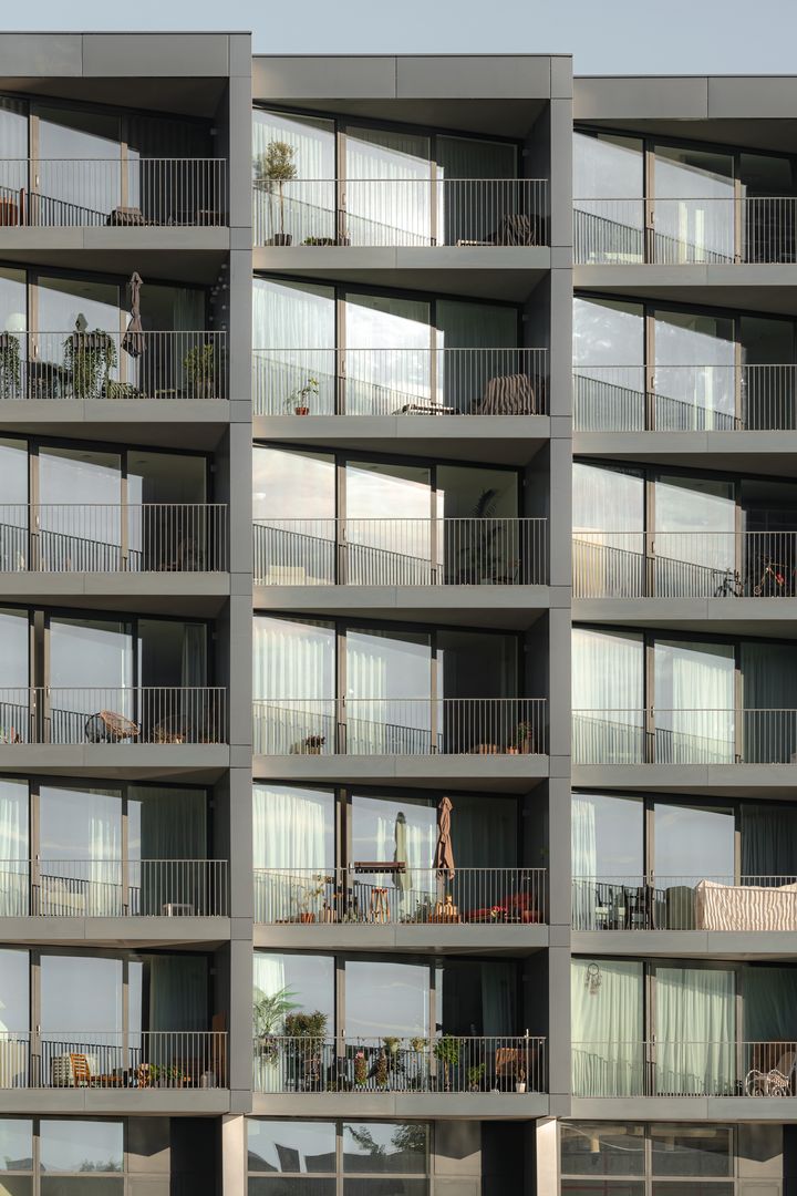 Budova C14 je jednou z najnovších budov. Jej architektúra na jednej strane maximalizuje prirodzené svetlo, na druhej strane vytvára tieň, ktorý zabraňuje nadmernému prehrievaniu v lete.