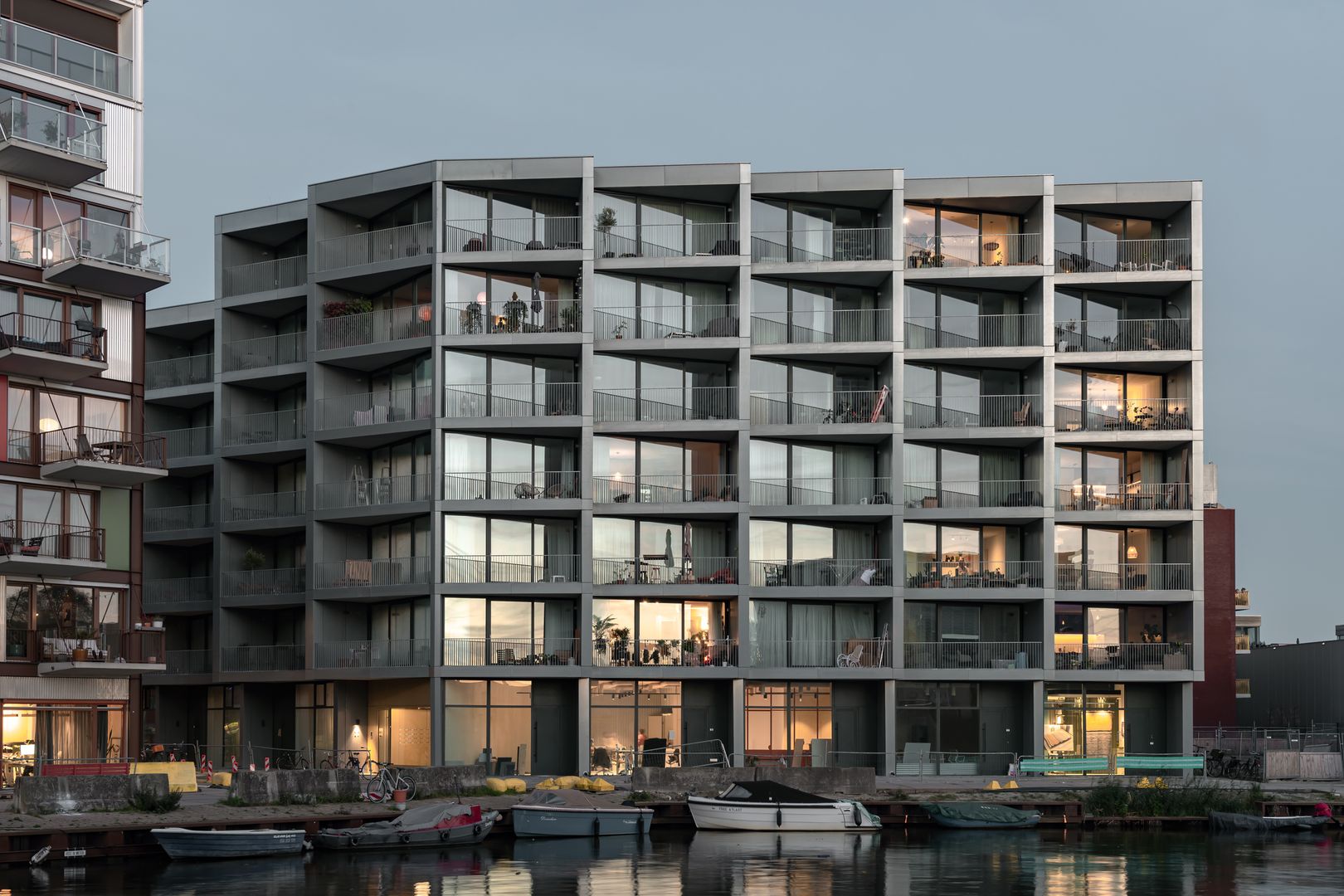 Budova C14 je jednou z najnovších budov. Jej architektúra na jednej strane maximalizuje prirodzené svetlo, na druhej strane vytvára tieň, ktorý zabraňuje nadmernému prehrievaniu v lete.